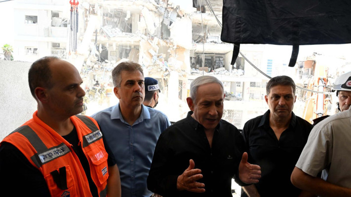 בנימין נתניהו בזירת הנפילה בבת ים (צילום: אבי אוחיון, לעמ)
