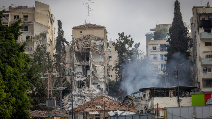 תקיפה איראנית בישראל: נזק שנגרם לבית ברחובות (צילום: חיים גולדברג, פלאש 90)