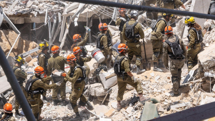 כוחות החילוץ של פיקוד העורף בזירת נפילה (צילום: דובר צה''ל)