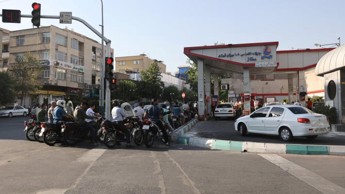 אזרחים איראנים מחכים למלא דלק בצל החשש ממחסור בנפט (צילום: רויטרס)