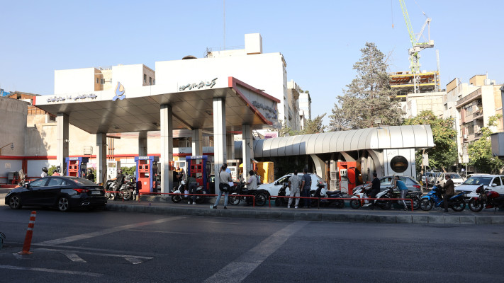 אזרחים איראנים מחכים למלא דלק בצל החשש ממחסור בנפט (צילום: רויטרס)
