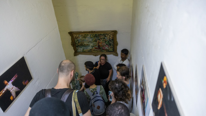 אנשים יורדים למקלטים בירושלים