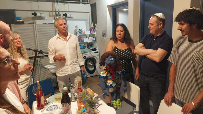 ל מיכה ורינת מבוקינג סאנשיין יחד עם קרן שלהבת והבובה באתונה (צילום: פרטי)