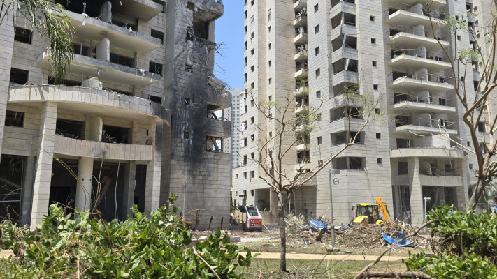 הפגיעה הישירה בפתח תקווה (צילום: אלון חכמון)