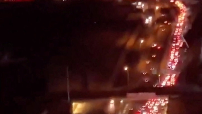 פקק ביציאה מטהרן - האזחים בורחים בפאניקה (צילום: רויטרס)