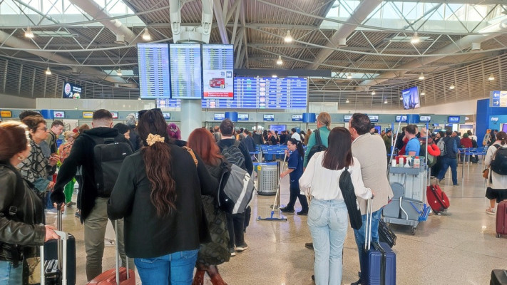 אנשים ממתינים לטיסות  (צילום: שאטרסטוק)