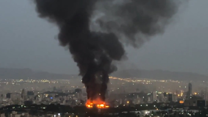 אש בוערת בטהרן (צילום: רשתות ערביות)