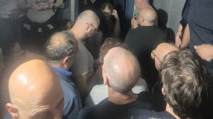 צוות רמב''ם ממתינים במרחב המוגן (צילום: צים)