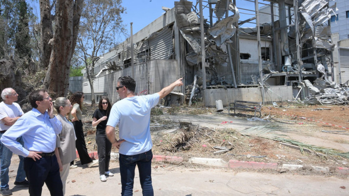נשיא המדינה הרצוג ביקר במכון ויצמן לאחר הפגיעה הישירה (צילום: עמוס בן גרשום/לע״מ)