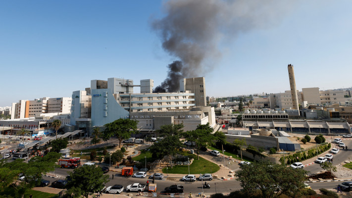 פגיעה ישירה בבית החולים סורוקה (צילום: רויטרס)