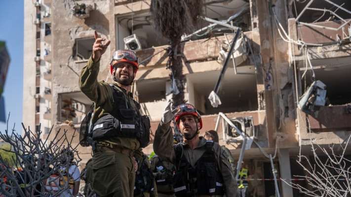 מפקד פיקוד העורף בזירת הנפילה בחולון (צילום: דובר צה''ל)