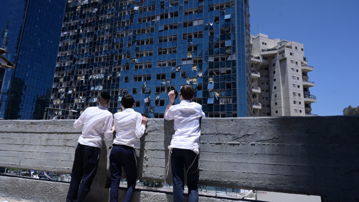 חלונות ודלתות נעקרות. ההדף נע במהירות (צילום: אבשלום ששוני)