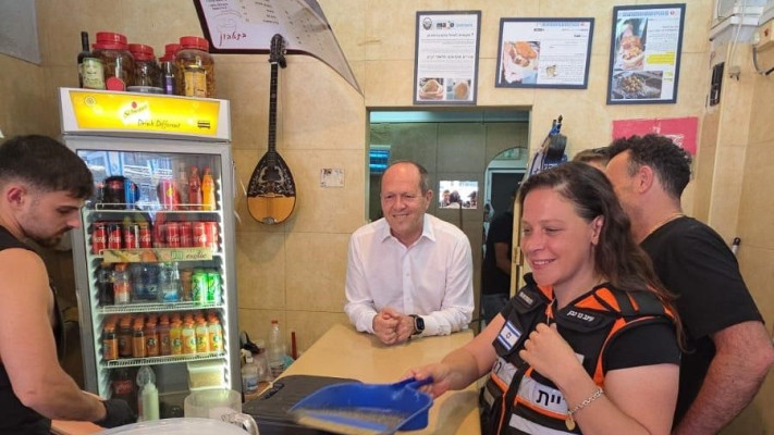 ברקת מבקר בזירת הפגיעה ברמת גן (צילום: דוברות עיריית רמת גן)
