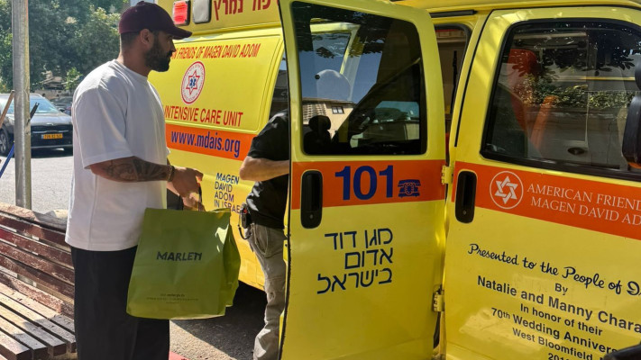 מרלן בתרומה לחיילים  (צילום: יחצ)