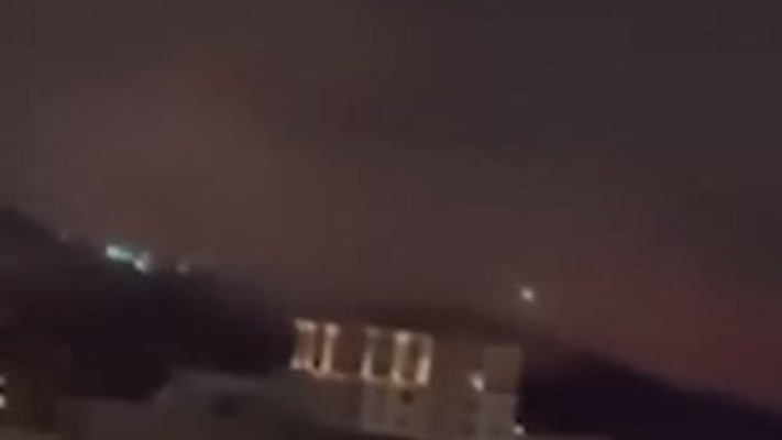 דיווח על תקיפה בשכונה של משמרות המהפכה בטהרן (צילום: רשתות חברתיות באיראן)
