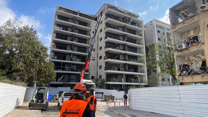זירת ההרס ברמת גן מנפילת הטיל ברמת גן  (צילום: אבשלום ששוני)