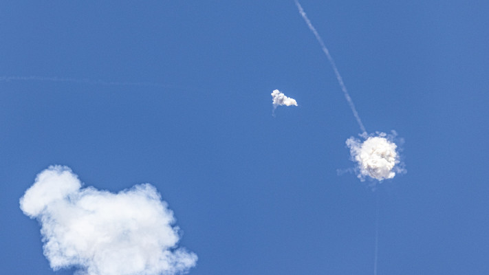 נפלי טיל יירוט. התושבים ניצלו בזכות ההתראה המוקדמת (צילום: אנתוני הרשקו/TPS)