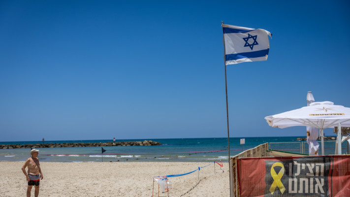 חופי תל אביב לאחר התקיפות האיראניות, שלט חטופים (צילום: חיים גולדברג, פלאש 90)