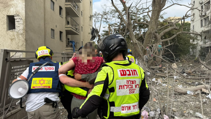 אזרחים מפונים מזירת נפילה (צילום: תיעוד מבצעי מד''א)