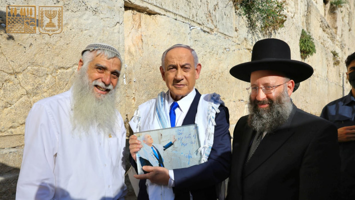 נתניהו בכותל עם הרב שמואל רבינוביץ ומרדכי (סולי) אליאב (צילום: הקרן למורשת הכותל המערבי)