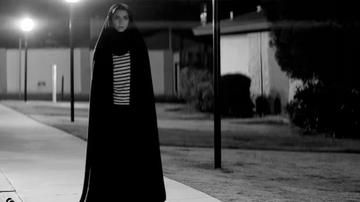 נערה הולכת הביתה לבד בלילה / A Girl Walks Home Alone at Night - אנה לילי אמירפור. 2014 (צילום: Vice Films)