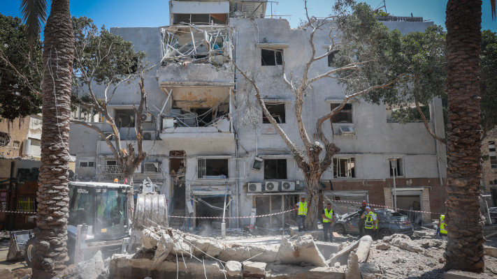 פגיעה ישירה בחיפה (צילום: דוד כהן, פלאש 90)