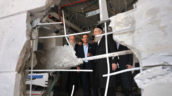 הרצוג בביקור בזירת הנפילה בתל אביב (צילום: חיים צח לע''מ)