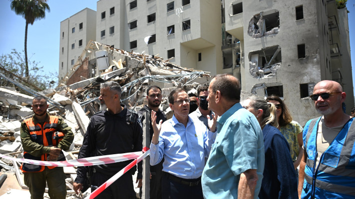 הרצוג וחולדאי בביקור בזירת הנפילה בתל אביב (צילום: חיים צח לע''מ)