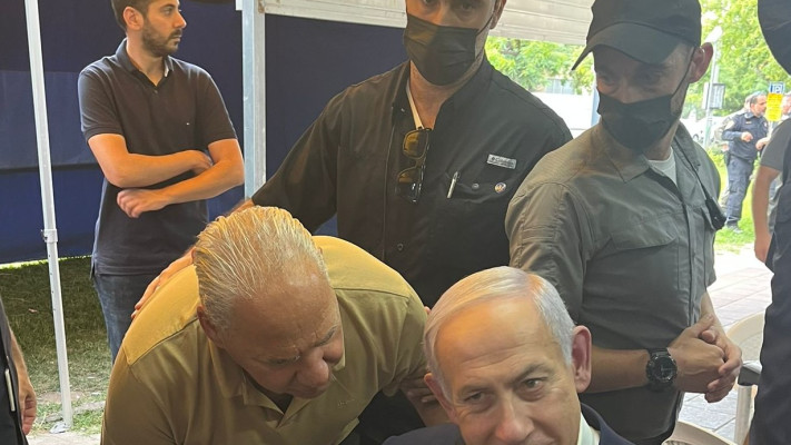ראש הממשלה בנימין נתניהו עם מנת פלאפל ביד (צילום: עודד אשכנזי)