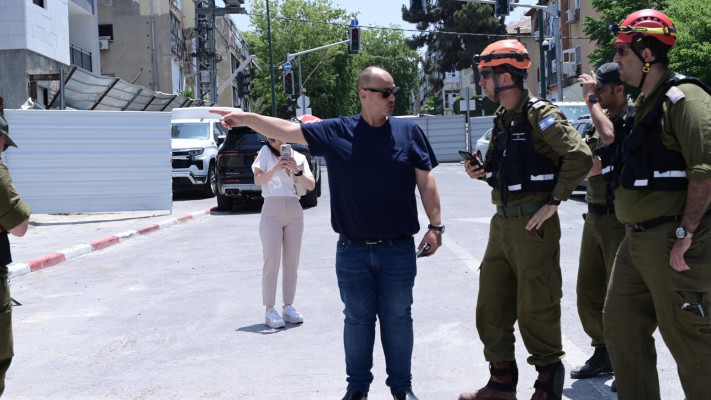 צביקה ברוט, ראש עיריית בת ים, בזירת נפילת הטיל (צילום: אבשלום ששוני)