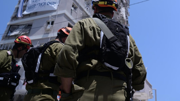 כוחות פיקוד העורף בזירת הפגיעה בבת ים (צילום: אבשלום ששוני)