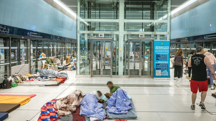 ישראלים ישנים בתחנת הרכבת הקלה במלחמה מול איראן (צילום: חיים גולדברג, פלאש 90)