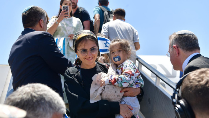 טיסות החילוץ נוחתות בנתב''ג (צילום: אבשלום ששוני)