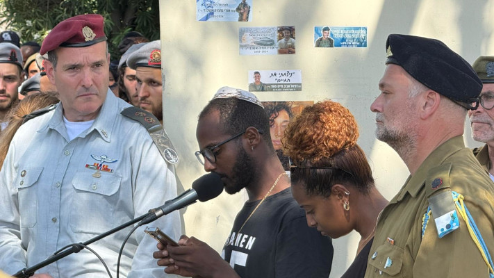 שלמה, אחיו של סמל שחר מנואב ז''ל, סופד לו (צילום: פלד ארבלי)