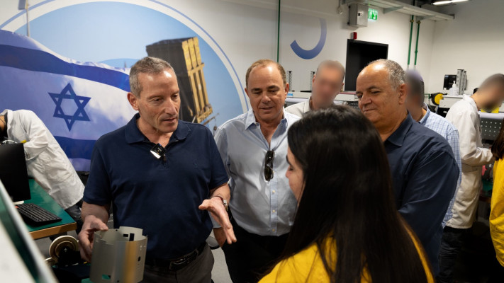 יואב תורג'מן, יובל שטייניץ, אמיר ברעם ברפאל (צילום: אגף דוברות וקשרי ציבור במשרד הביטחון)