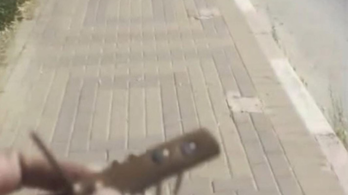 המסמר שניסה לפזר בכביש (צילום: דוברות המשטרה)