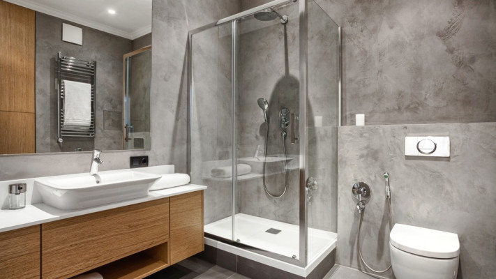 שירותים בבית מלון. מי היה פה לפניכם?