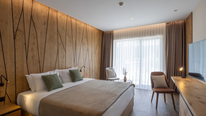 שמיכה בחדר במלון. עדיף להזיז הצידה