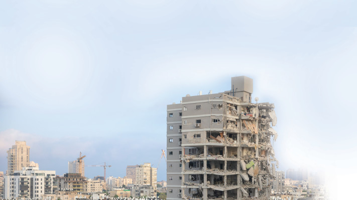 פגיעת הטיל בבניין 1בבת ים (צילום: חיים גולדברג פלאש 90)