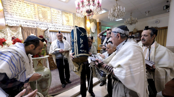 מתתפללים בבית כנסת בטהרן (צילום: רויטרס)