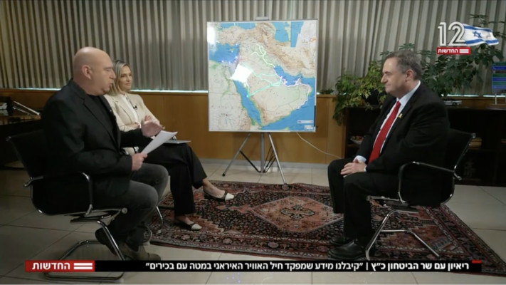 דנה וייס וניר דבורי מראיינים את שר הביטחון ישראל כ''ץ לחדשות 12 (צילום: צילום מסך חדשות 12)