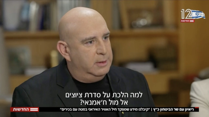 דנה וייס וניר דבורי מראיינים את שר הביטחון ישראל כ''ץ לחדשות 12 (צילום: צילום מסך חדשות 12)