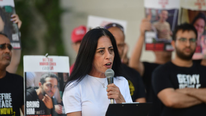 עינב צנגאוקר בהצהרת משפחות החטופים בקריה בתל אביב (צילום: אבשלום ששוני)