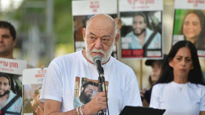 איציק הורן בהצהרת משפחות החטופים בקריה בתל אביב (צילום: אבשלום ששוני)