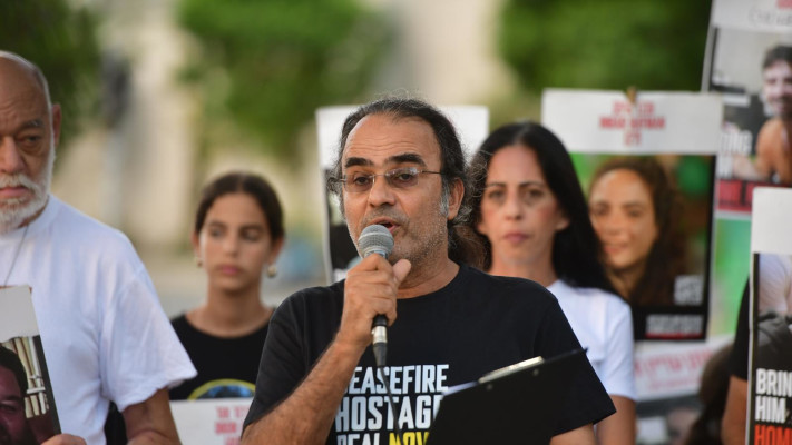 יהודה כהן בהצהרת משפחות החטופים בקריה בתל אביב (צילום: אבשלום ששוני)