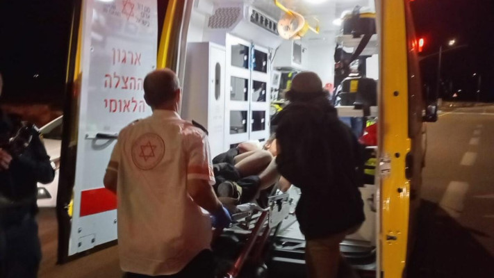 פינוי הפצוע (צילום: ללא קרדיט)