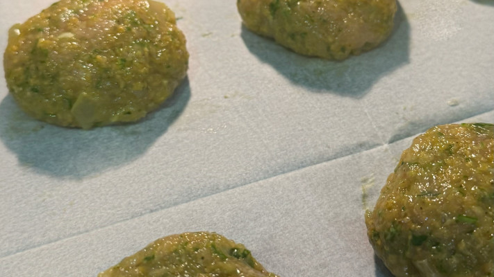 קציצות העוף לפני אפייה (צילום: ליאל עזור)