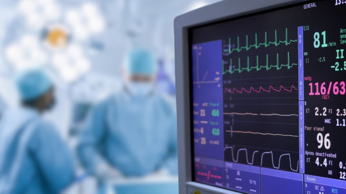 ניתוח לב פתוח. שעות תחת מכונת לב ריאה