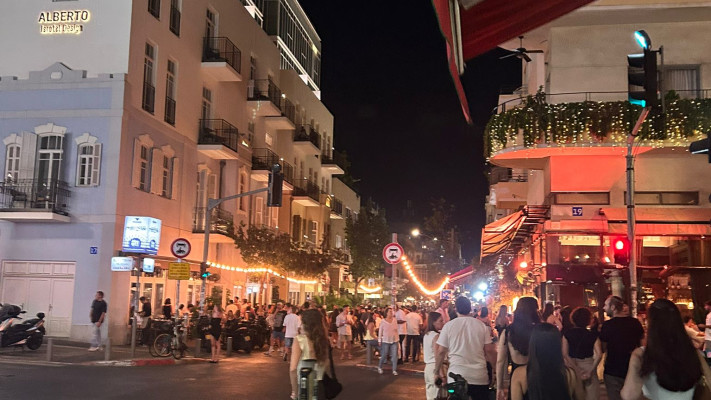 המוני תל אביבים יוצאים לבלות (צילום: מאיה כהן)