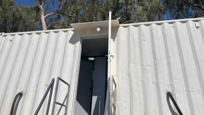 מכולת שירותים ניידת לחיילי העוטף